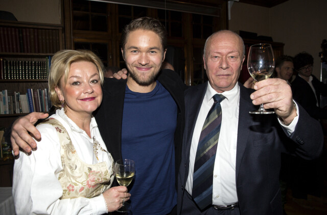 PROFILERT FAMILIE: Anette Hoff sammen med ektemannen Nils Ole Oftebro og hans sønn Jakob Oftebro i desember 2014, da Jakob ble tidelt foreningen Nordens Språkpris. Foto: Andreas Fadum PROFILERT FAMILIE: Anette Hoff sammen med ektemannen Nils Ole Oftebro og hans sønn Jakob Oftebro i desember 2014, da Jakob ble tidelt foreningen Nordens Språkpris. Foto: Andreas Fadum